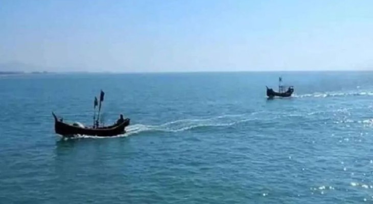 সেন্টমার্টিনে ৫ ট্রলারসহ ৩০ জেলেকে ধরে নিয়ে গেছে আরাকান আর্মি
